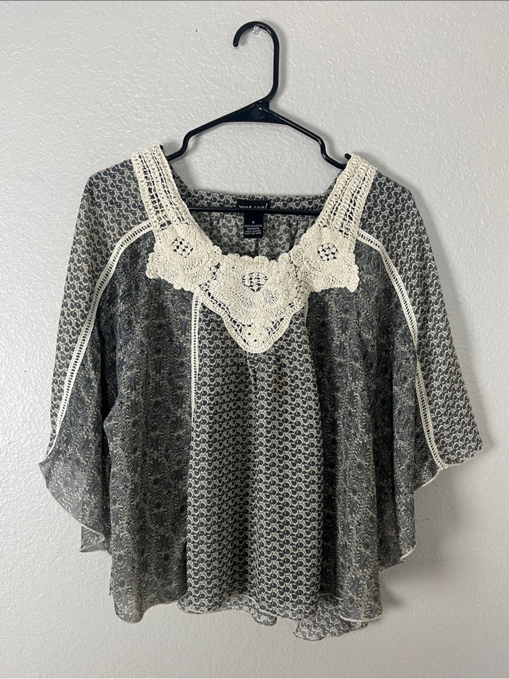 Wet Seal Gray Floral Print Blouse Cream Crochet Yoke Sz 8 Boho Chic TC0723 - Picture 1 of 7